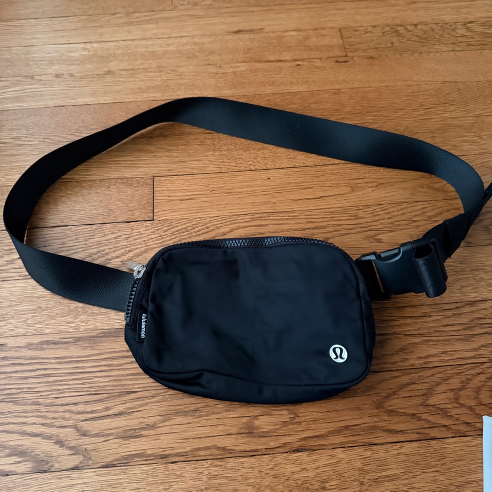lululemon athletica everywhere Black Belt Bag